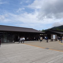広い駐車場にはレストハウス（お土産も販売）があります