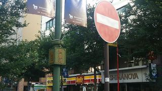 緑が多く、気持ちいい商店街