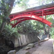 赤のアーチ橋