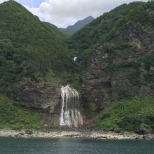 カムイワッカ湯の滝です。背後に硫黄山が見えました。