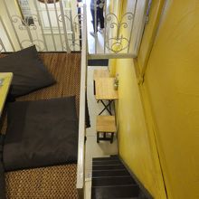 この階段が怖くて…