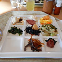 ビュッフェスタイルの朝食は沖縄料理もありました。