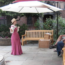 庭で寸劇をする人