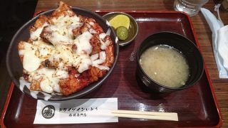 【新千歳空港　豚丼】お昼時は行列できています