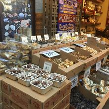 ビル内ではきのこを売っていたり。乾燥ポルチーニ安かったです。