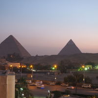 朝焼けの中のピラミッド