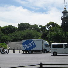 田安門前の高燈籠