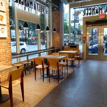 入口付近に座席があります。