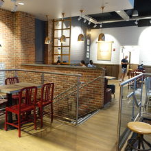 レジ奥にも座席があります。