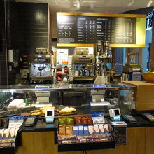 冷たい飲み物やエスプレッソなどはこちらで注文します。