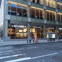 ホールフーズ側からのお店です。