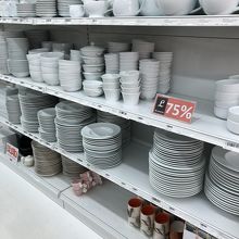 白い食器は75%オフ。