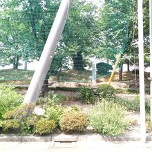 高校の敷地内の石碑です。