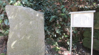 残念ながら風化の影響かほとんど読み取ることはできません