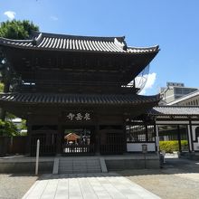 泉岳寺駅からすぐです