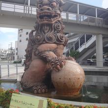 大きな駅前なのに、やけに目立つ