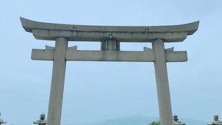 鳥居の向こうには海