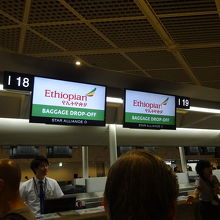 成田空港でのチェックイン手続きはちょっと時間がかかりました