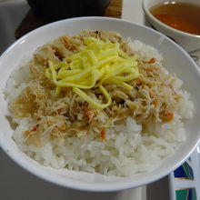 昼食　カニ身をまぶしたご飯　