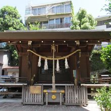拝  殿