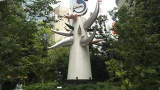 大阪万国博の「太陽の塔」を彷彿させる岡本太郎の「「若い時計台」は一見の価値あり。