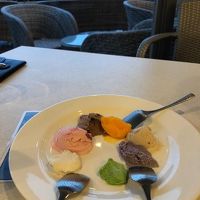 ブルーシールアイスクリームも食べ放題の朝食