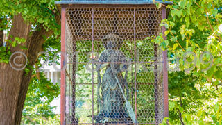 よほど貴重で価値のある仏像のようで、周りを金網で囲っていました。