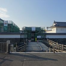 一部足場が組まれ工事中