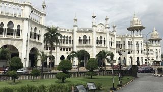 100年以上前に建てられた白亜の美しい駅