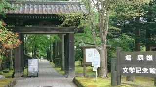 住居は書庫も残されています