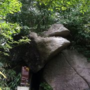 ガマガエルに似た大きな岩