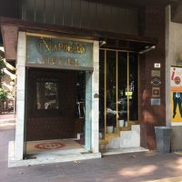 ホテルの玄関。　