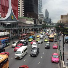 スカイウォークの上からラチャプラソン交差点方向を撮影