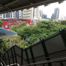 木が茂ってるところが名門私立学校です