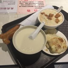 鹹豆漿、甜豆漿、油條、蛋餅。