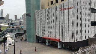 隣接するMBK内のトイレは有料だが、こちらは無料で清潔で紙も付いている