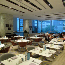 ガラス窓は1階から3階まで、明るい雰囲気です