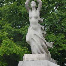 鳩を頭上に掲げた像です