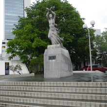 大きな台座に載っています