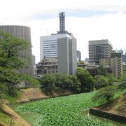 蓮の内濠牛ヶ淵沿いに建つ