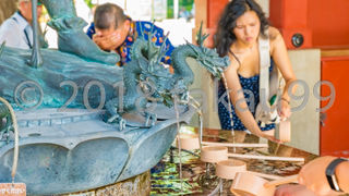 外国人観光客も沢山手を清めていました。