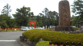 自然と一体化した開放的な雰囲気の神社