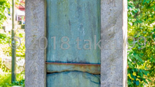 浅草寺の影向堂の向かいあたりにある石碑です。