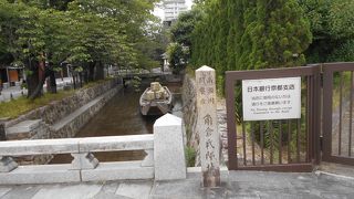 高瀬川沿いの一の舟入のすぐ近くに石碑があります