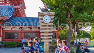 周りの囲いに観光に疲れた観光客が沢山座っています。