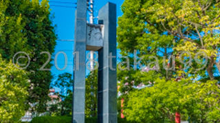 背の高いモダンなデザインのモニュメントです。