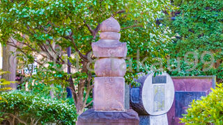 すこし赤みがかった色合いの墓石で、塔のような形をしています。 ​