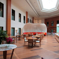 吹き抜けのクラブラウンジは広くてｍゆとりある造りです