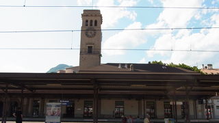 西部ドロミテの拠点となるボルツァーノの駅