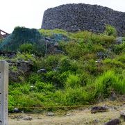 城壁は,石灰岩に安山岩を混ぜた積み方に特徴があります。